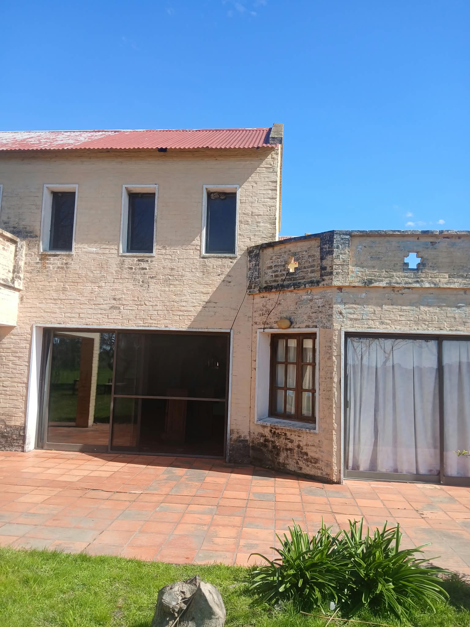 Patio y galería de la casa principal