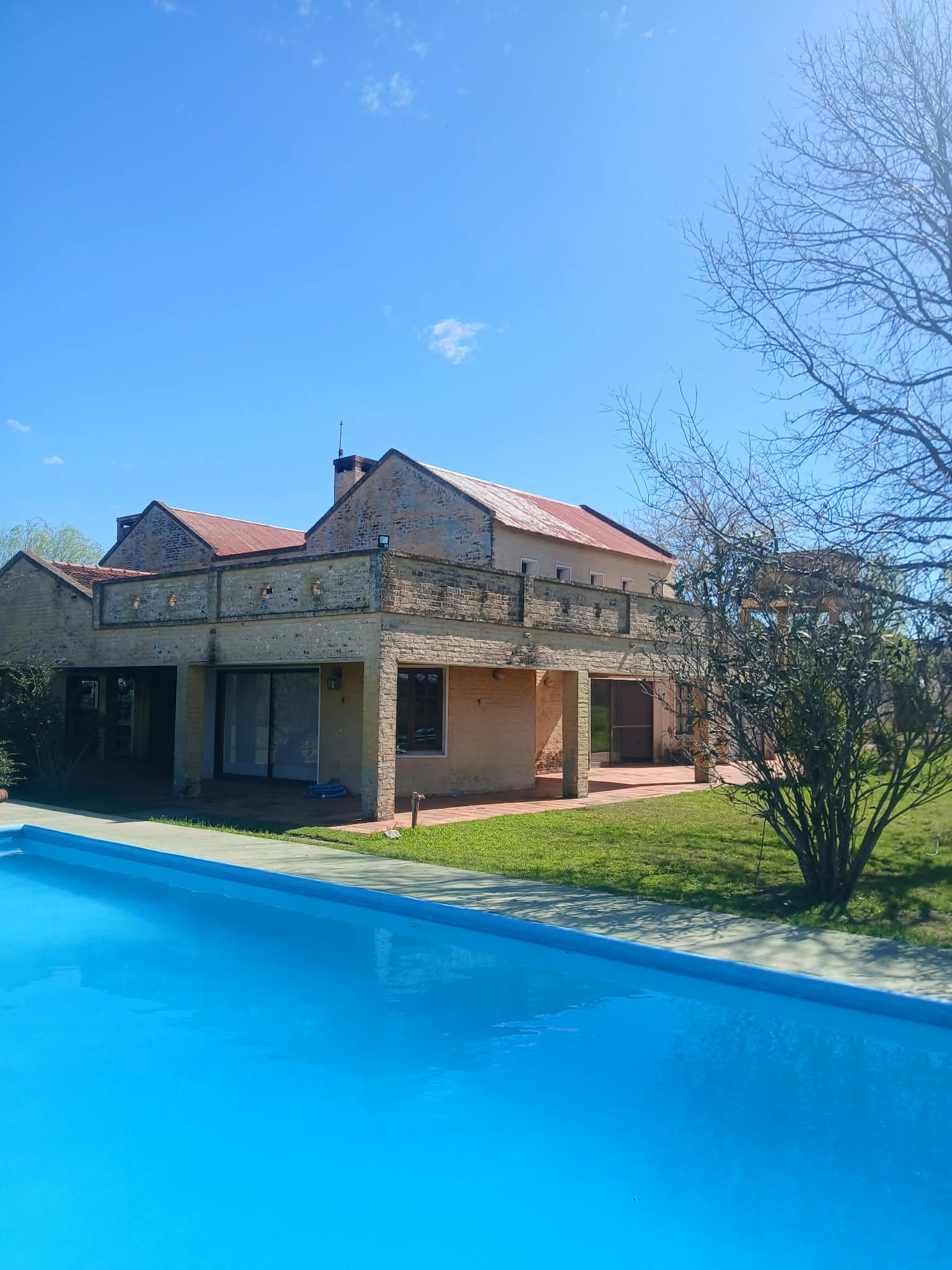 Casa principal con piscina