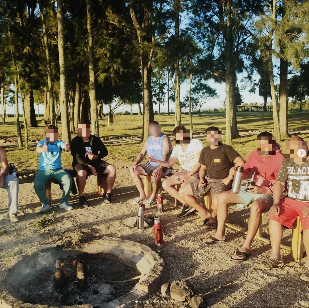 Residentes compartiendo una ronda de mate alrededor del fogón